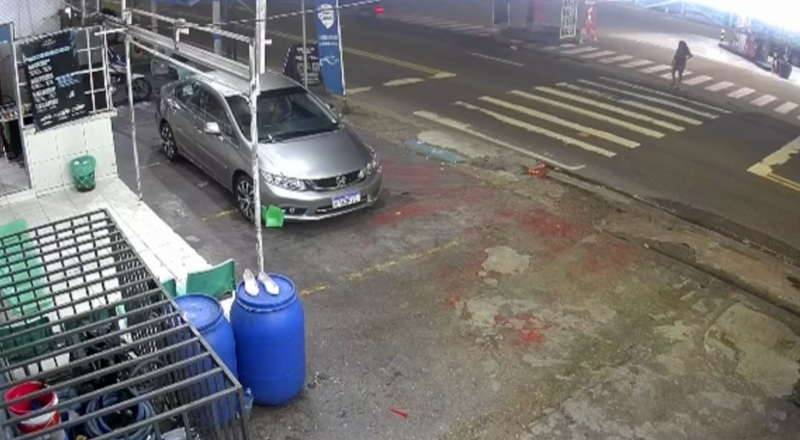 Motorista atropela idosa na faixa de pedestre e foge do local