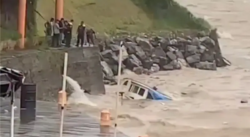 Barco lotado de passageiros para o lançamento do Festival afunda em Parintins: Entenda o ocorrido