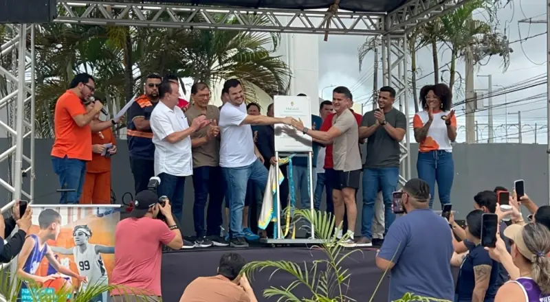 Prefeito David Almeida entrega praça e quadra revitalizadas para o Mundo Novo