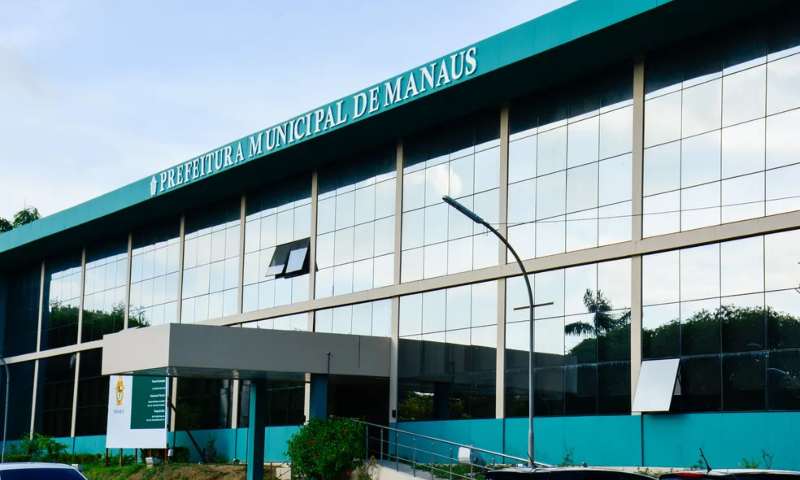 Prefeitura de Manaus nega aplicação de recursos no Banco Master segurando transparência financeira.