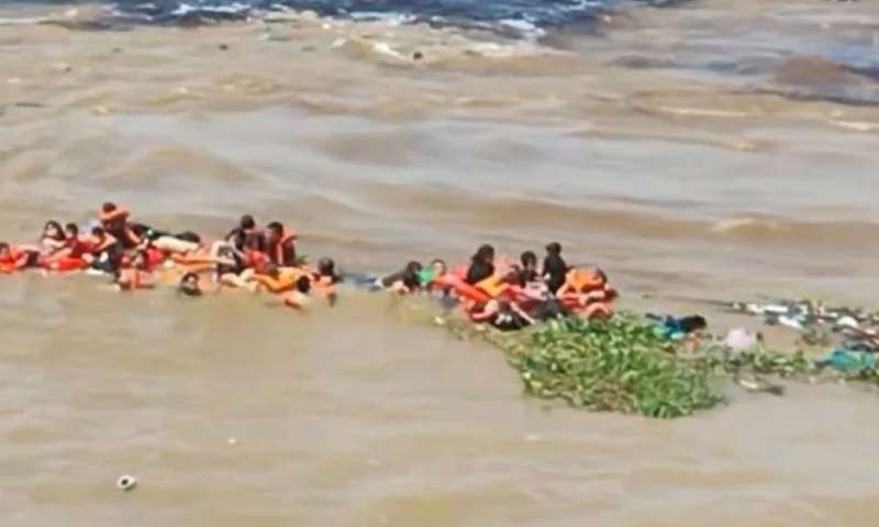 Cinco pessoas continuam desaparecidas um mês após naufrágio urgente