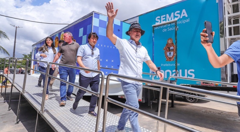 David Almeida entrega UBS Móvel e garante saúde para todos