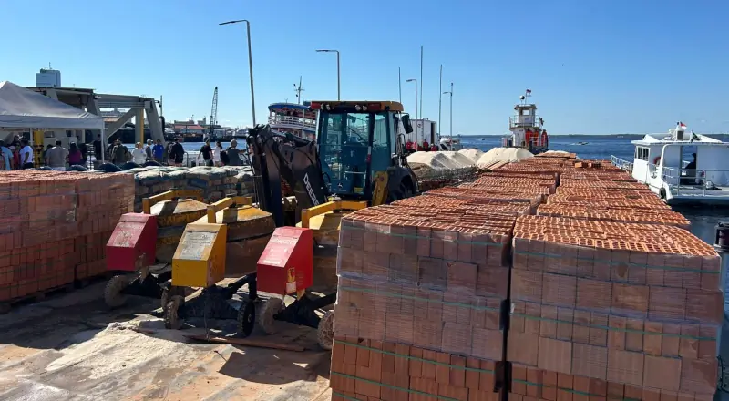 Prefeito David Almeida entrega materiais para escolas de madeira
