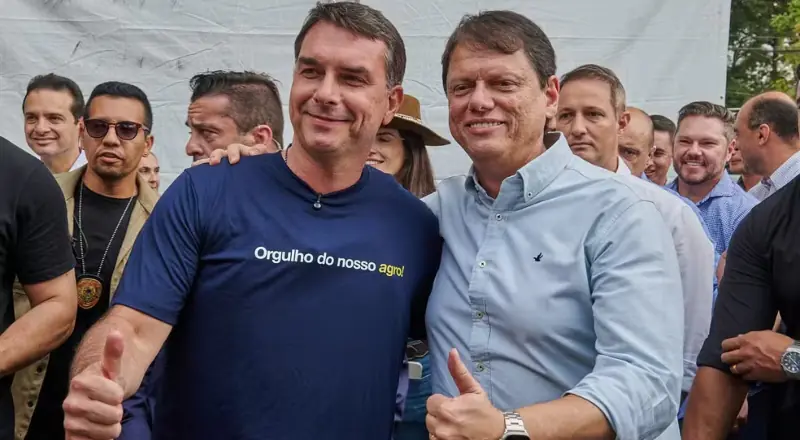 Na Agrishow em SP, Tarcísio promove Flávio Bolsonaro a líder