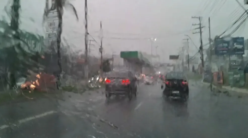Chuva atinge Manaus e causa transtornos nas ruas e transporte