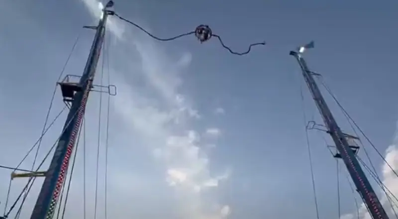 Veja momento em que cabo de brinquedo se rompe em parque