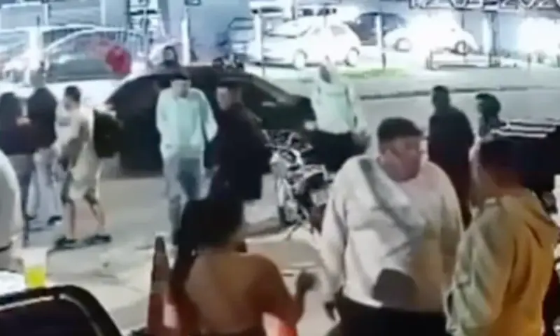 O carro preto passou: homem é executado em vídeo chocante