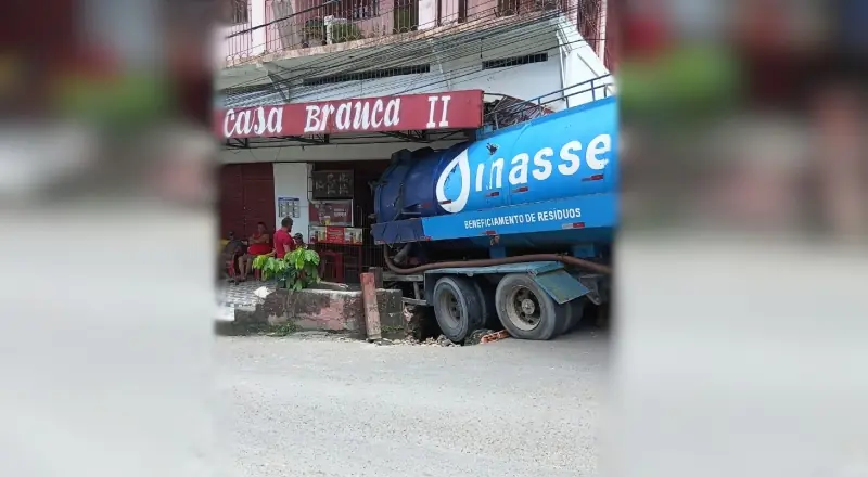 Caminhão de resíduos invade calçada e causa danos em comércio