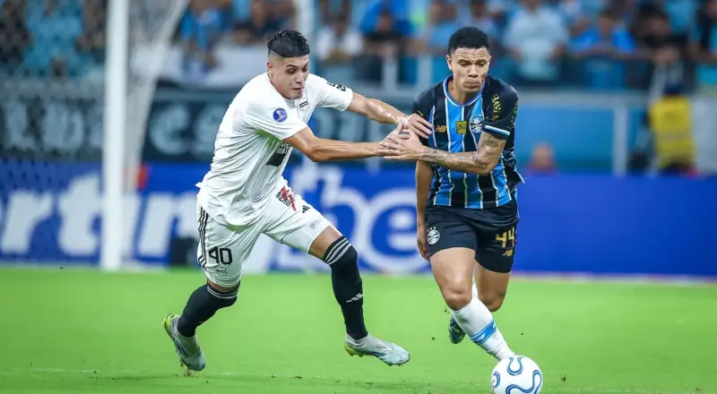 Grêmio enfrenta Deportivo Riestra e busca a liderança da competição