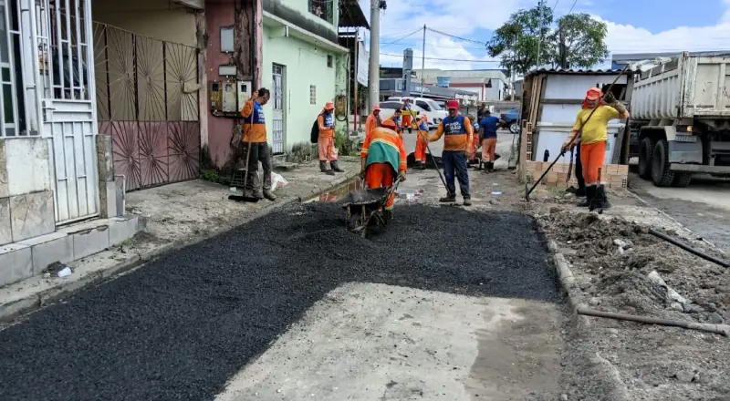 Prefeitura de Manaus trabalha na recuperação asfáltica da avenida Manaus 2000 para melhor tráfego