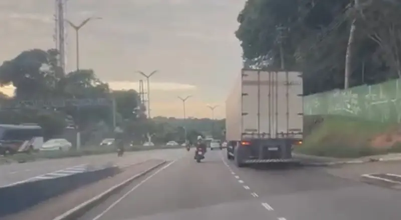 Urgente: motoqueiro é esmagado por caminhão na Bola do Coroado