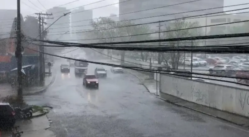 Chuva intensa coloca Manaus em alerta para alagamentos e riscos