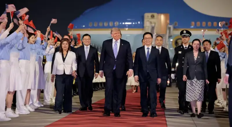 Vídeo de Trump sendo recebido na China ao som de Y.M.C.A é Fake, mas a música foi uma atração no banquete de Estado.