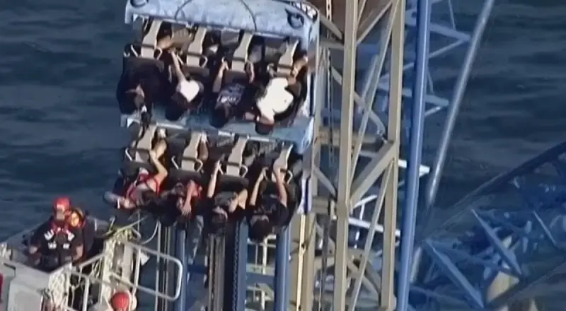 Pessoas ficam presas no topo de montanha-russa nos EUA; veja!