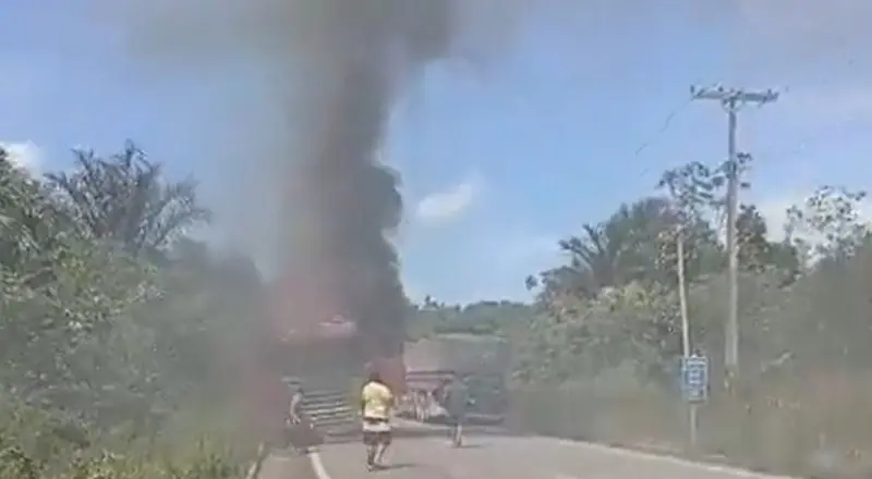 Carreta pega fogo e bloqueia totalmente a BR-174; veja vídeo.