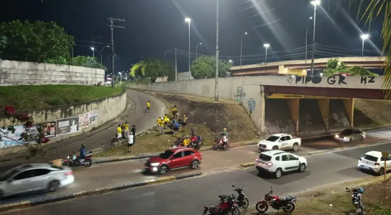 Motociclista perde o controle e causa acidente em Manaus
