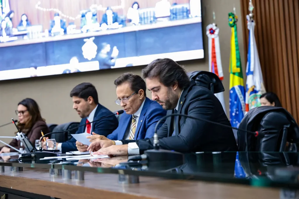 Lei de Thiago Abrahim implementa ensino de primeiros socorros.