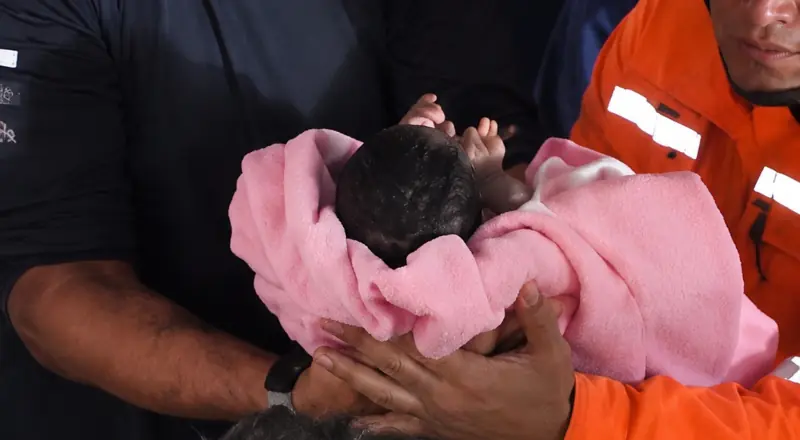 Bebê de 18 dias resgatado após 32 horas nos escombros na Venezuela