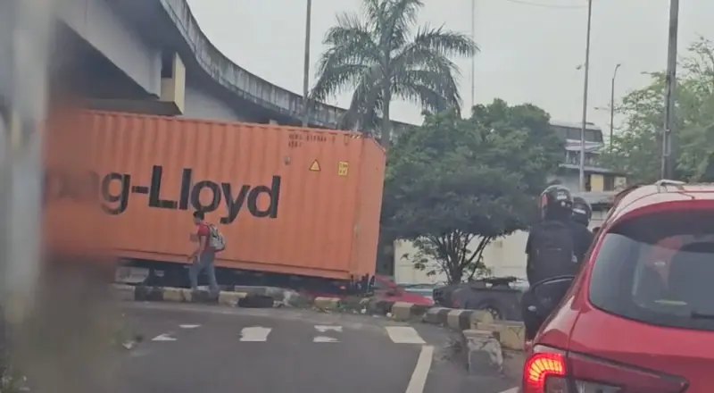 Contêiner se desprende e causa congestionamento na Bola do Coroado