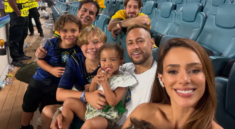 Família unida: Neymar celebra vitória do Brasil com os filhos