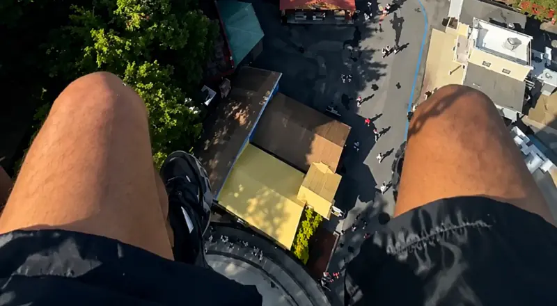 Terror nas alturas: passageiros ficam presos em brinquedo a 80m
