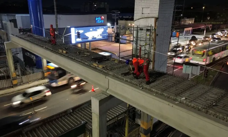 Prefeitura de Manaus avança na reconstrução da passarela da avenida Torquato Tapajós em obras noturnas