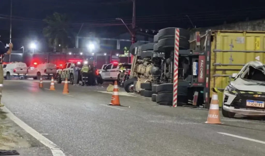 Carreta continua tombada e interdita avenida das Torres hoje