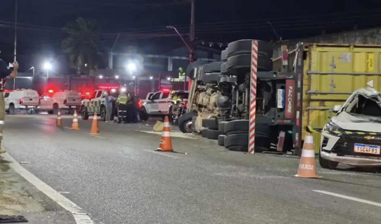 Carreta continua tombada e interdita avenida das Torres hoje