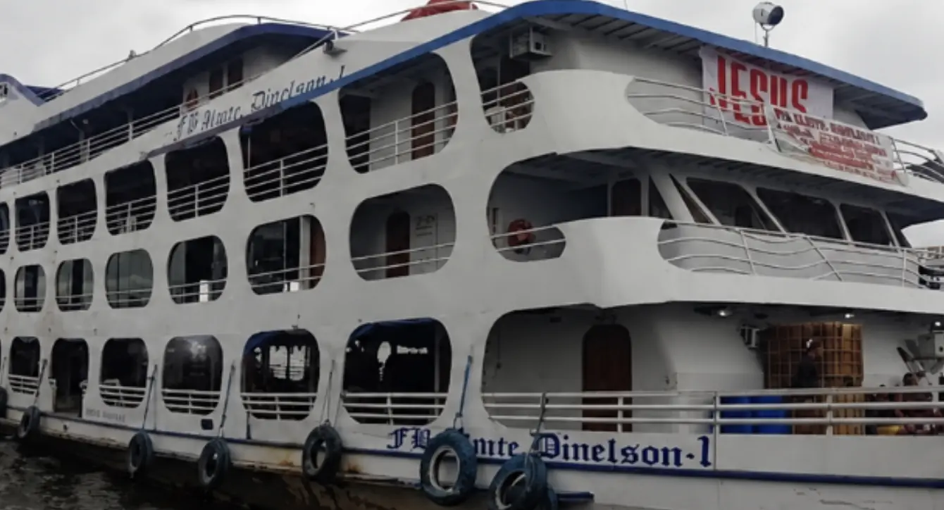 Redemoinho durante temporal causa pânico e encalha barco no AM