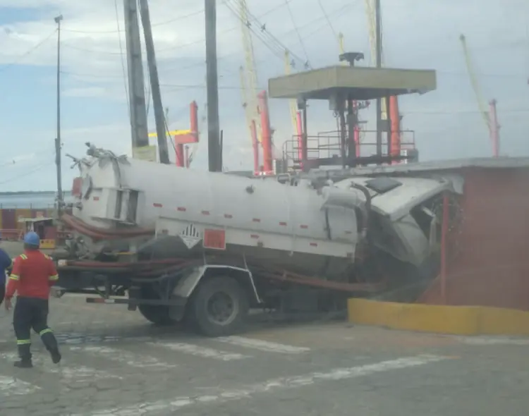 Caminhão-pipa perde os freios e motorista é resgatado em Chibatão