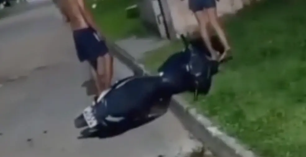 Imagens fortíssimas: mulher perde o controle da moto e morre trágicamente