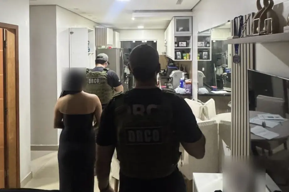 Veja momento que policial militar é preso em operação em Manaus