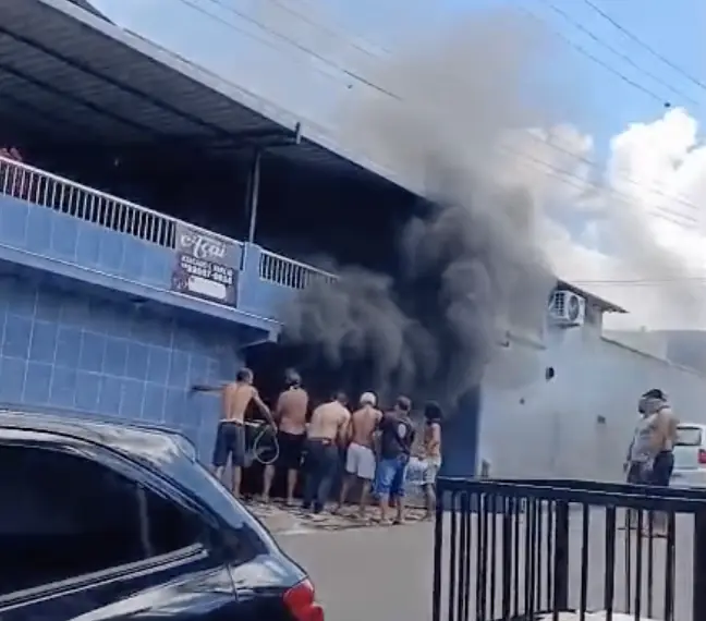 Vídeo mostra momento de tensão durante incêndio em casa e resgate