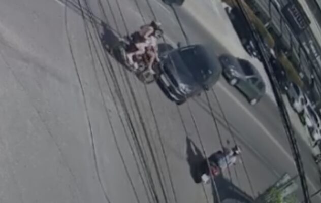 Cenas fortes: motociclista arremessada em acidente grave no Parque Dez