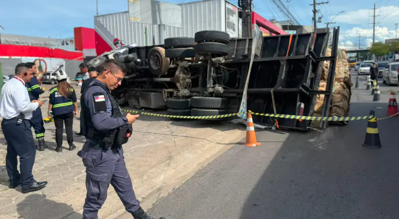 Carreta tomba na Autaz Mirim e gera caos no trânsito