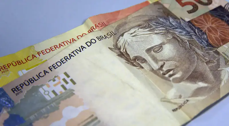 Brasileiros retiram R$ 39,3 bilhões da poupança e mudam investimentos