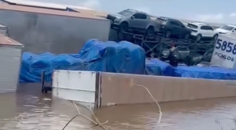 Balsa perde estabilidade, aderna no Rio Amazonas e causa riscos