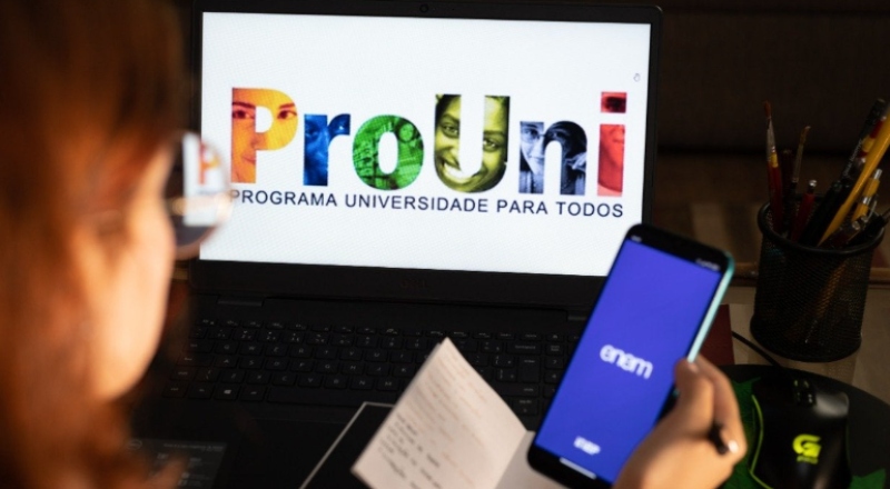 Bolsistas do Prouni podem receber auxílio mensal de R$ 700 com facilidade