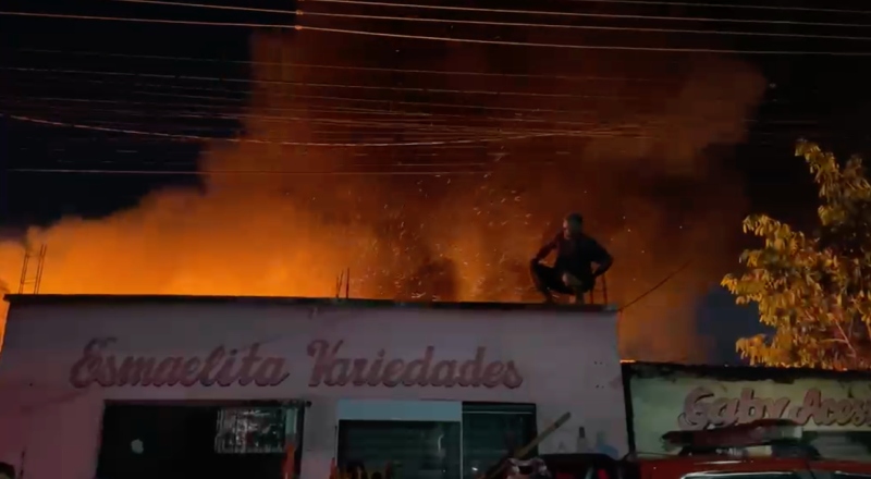 Noite de tensão: fogo avança e ameaça comércio na Zona Norte