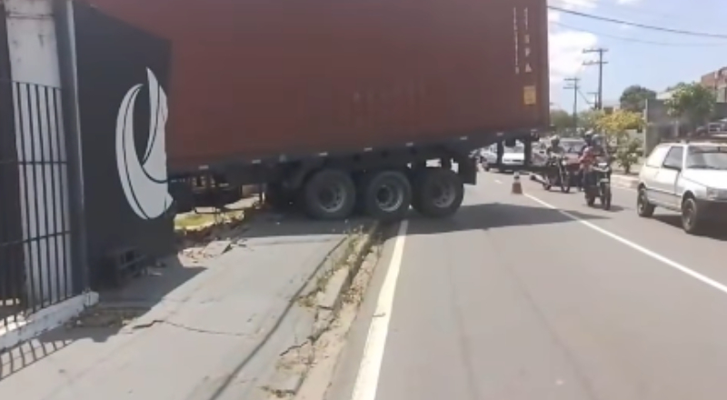 Carreta bate em muro de empresa e causa congestionamento na Efigênio Salles