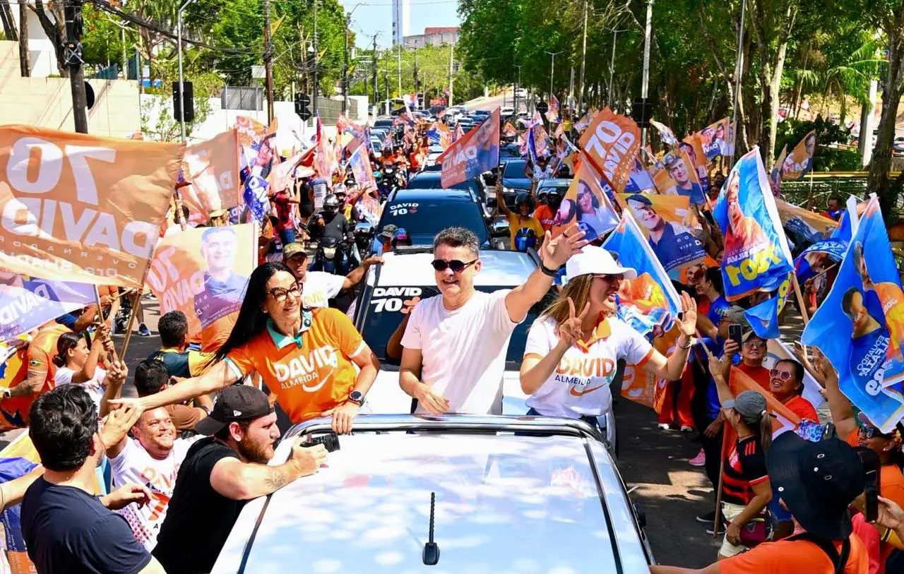 David percorre ruas de Manaus em grande carreata e recebe apoio da população