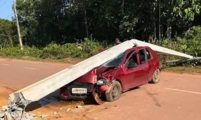 Motorista bêbado derruba poste e causa acidente em Presidente Figueiredo