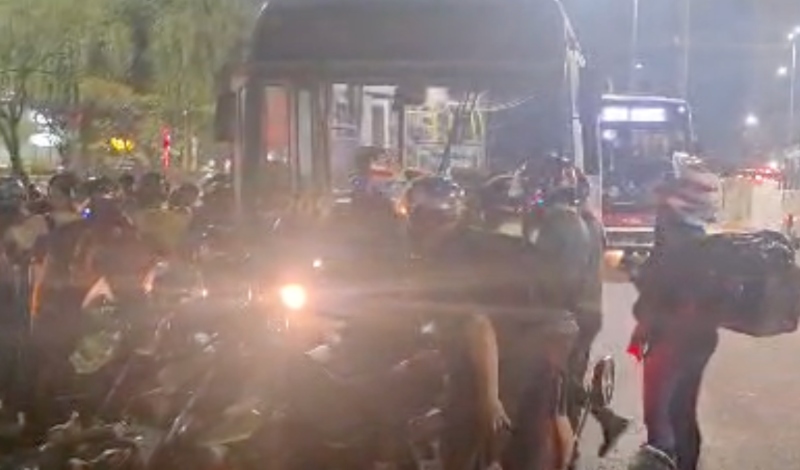 Motociclista fica preso debaixo de ônibus em Manaus; vídeos mostram o acidente