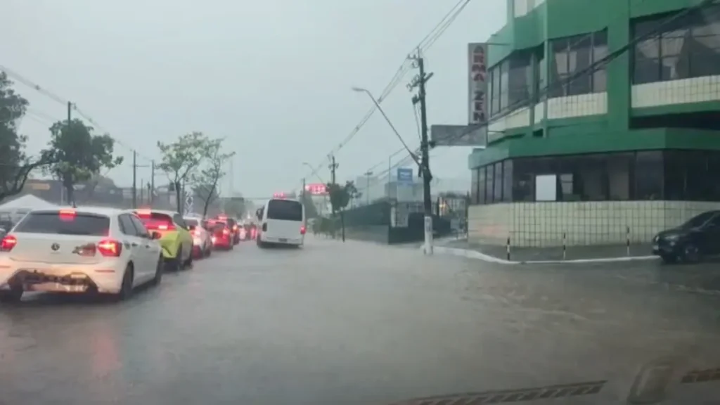 Agora! Chuva intensa causa alagamentos e prejudica trânsito