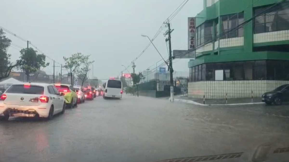 Agora! Chuva intensa causa alagamentos e prejudica trânsito