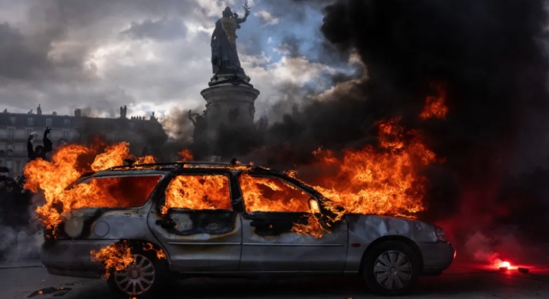 França fecha o cerco após protestos, impõe toque de recolher