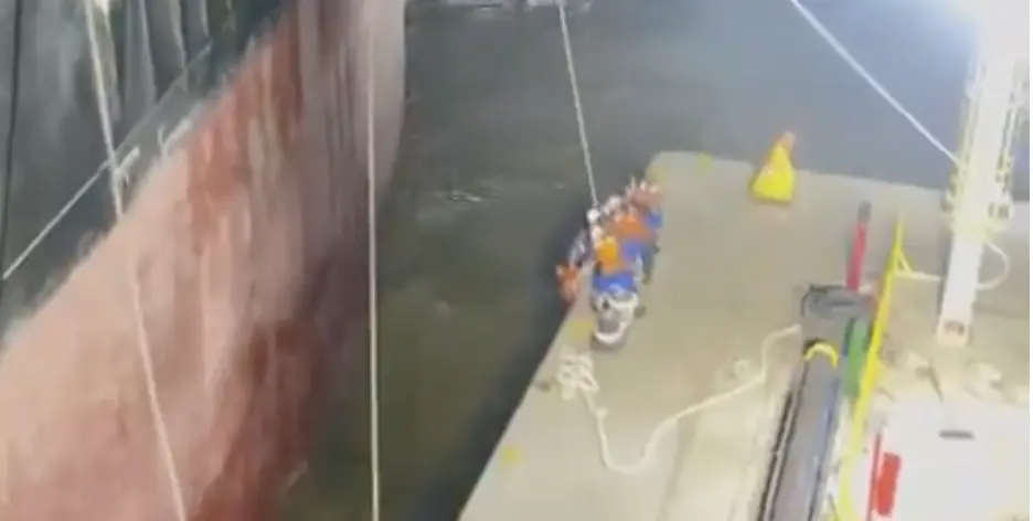 Desespero: ferry-boat afunda e passageiros lutam por vidas