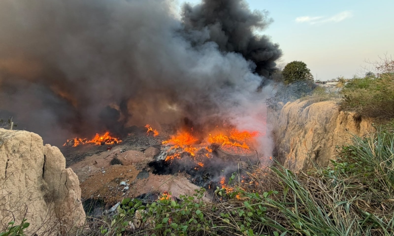Incêndio de grandes proporções atinge lixão e gera fumaça tóxica