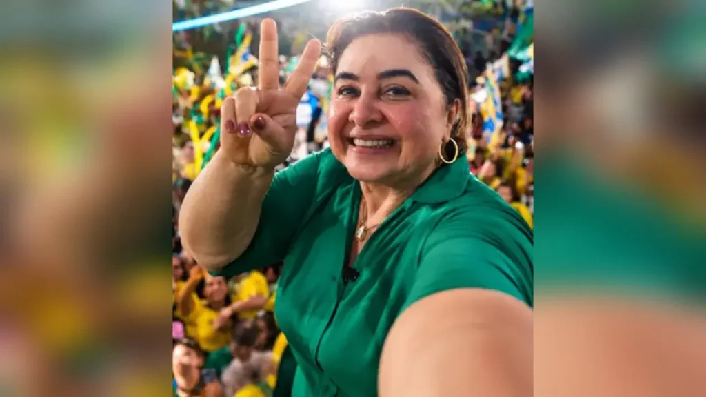 Maria do Carmo faz sinal de vitória em caminhada de campanha