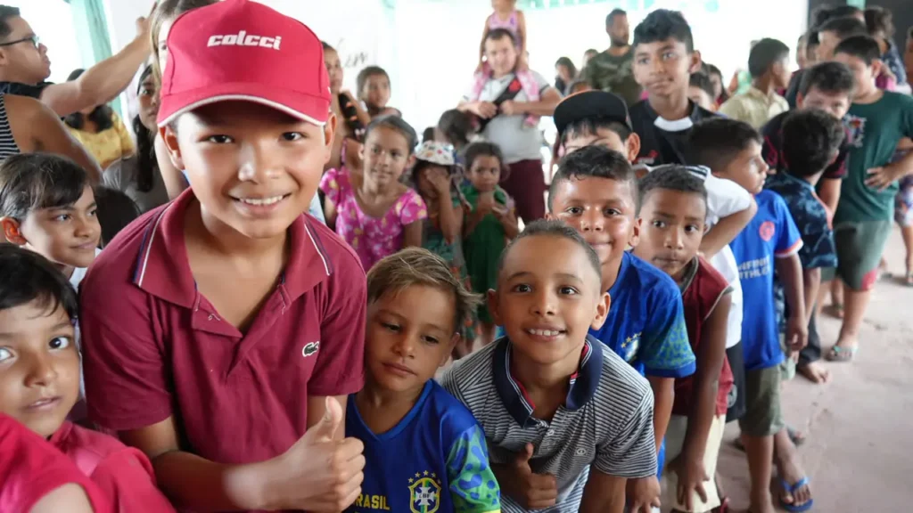 Crianças do Tarumã-Açu ganham tarde de brincadeiras e presentes com Cileide Moussallem